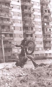 Imatge de la Plaça de la Cultura, després de ser un camp de futbol va convertir-se en un espai ple de runes que va servir com a pista de motocross. Font: Facebook del grup Bellvitge50.