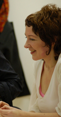 claire bishop 2_ s delcroix Claire Bishop somriu despreocupada