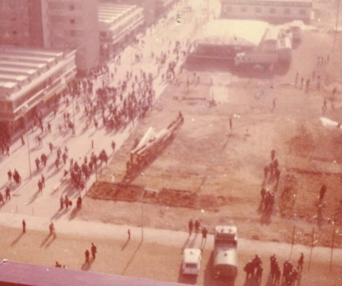 Actes de protesta contra la construcció de la T-26 (torre de 17 plantes i 4 pisos per planta). 11 de gener de 1976. Foto: © Miguel Sandoval.