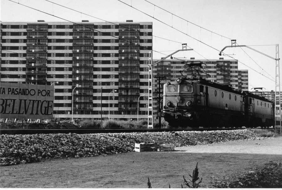 Fotografia: Antonio Closas Díaz. Tren al seu pas per l'Avinguda Amèrica a Bellvitge. Arxiu Municipal de L'Hospitalet