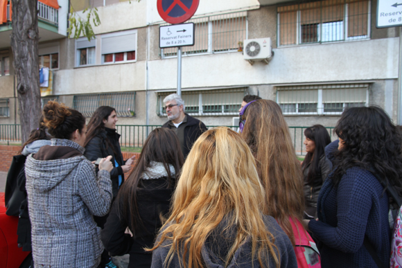 Interviewing the president of the AAVV of Bellvitge.