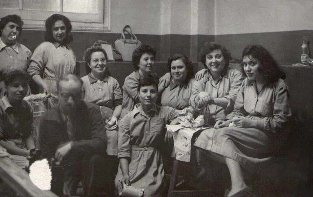 Grupo de trabajadoras de la fábrica textil Can Trinxet, situada en Santa Eulàlia hasta 1981. Autor desconocido. Publicada por Pepi Villar Villar en L'Hospitalet de Llobregat. Imatges retrospectives d'una ciutat.